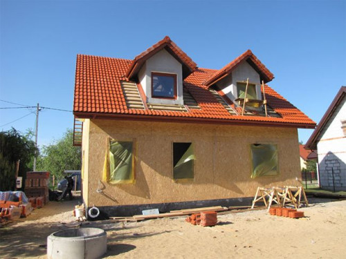 Większa powierzchnia wewnętrzna o około 10% w stosunku do domów murowanych oraz możliwość wprowadzenia się bezpośrednio po zakończeniu prac