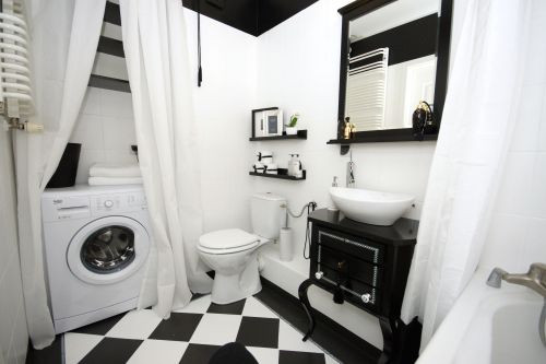 W pierwszej kolejności dekoratorki uzupełniły ubytki kafli