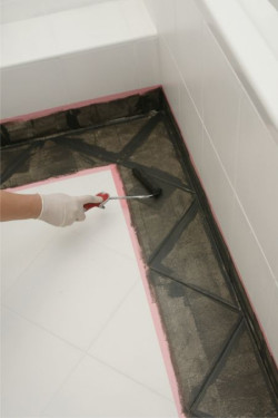 Przy malowaniu bordy jak i kwadratów na naszej &quot;szachownicy&quot; musimy pamiętać że wałek z farbą kierujemy rozpoczynając od brzegów