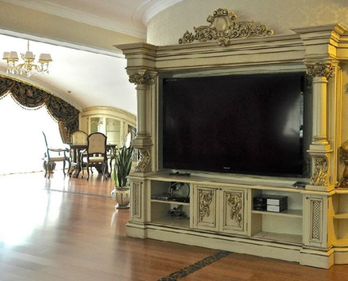 Sprzęt AGD ukryto w segmencie połączonym z przeszkloną witryną