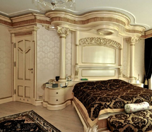 Sypialnia w kolorze kości słoniowej, z dopasowanymi odrzwiami i potężnym łożem, daje wygodę i cieszy oko