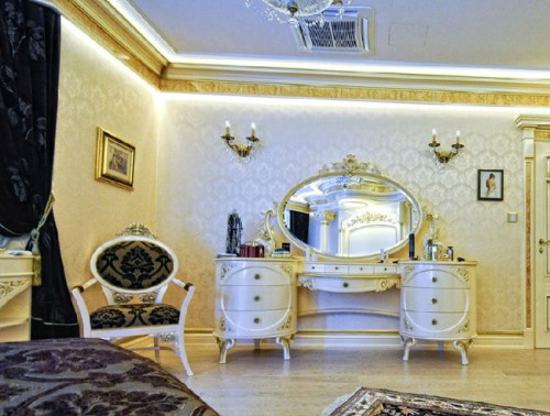 Toaletka Pani Domu wyposażona została w komplet praktycznych szuflad i schowków