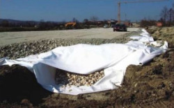 Geowłóknina igłowana, biała, nie tkana, wykonana z pasm włókien poliestrowych