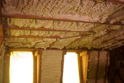 Strop z desek po natrysku izolacji od spodu