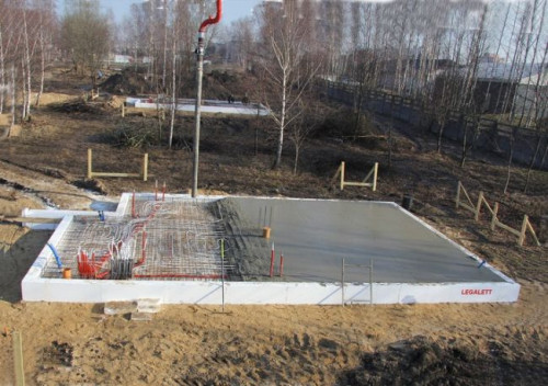 W pierwszej kolejności wykonane zostały 4 płyty fundamentowe Legalett wraz ze zintegrowanycm systemem ogrzewania podłogowego