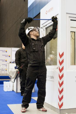 Przed włamaniem chronią główne elementy konstrukcyjne okna V82 ProSafe, takie jak profile, szyby i okucia oraz liczne akcesoria