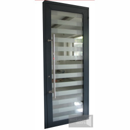 Drzwi wejściowe ze szkłem piaskowanym