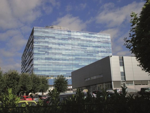 Przezroczysta powłoka nałożona po stronie zewnętrznej, wykorzystuje promienie ultrafioletowe światła dziennego i deszcz do usunięcia zabrudzeń