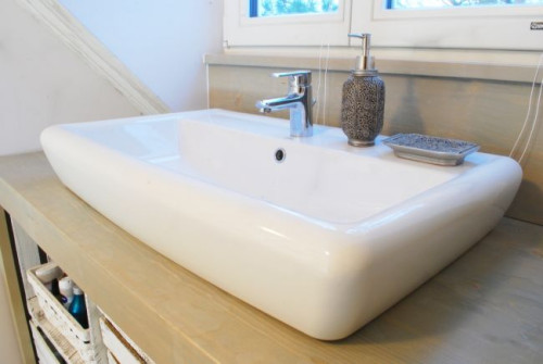 W małej łazience warto zrezygnować z elementów, które wprowadzają niepotrzebny chaos