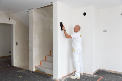 Tynk ma naturalnie białą barwę, choć producent umożliwia finalne uzyskanie dowolnego koloru