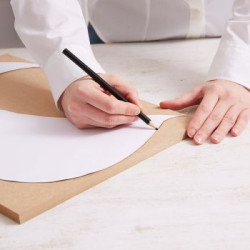 Narysuj szablon na kartce papieru A3 i wytnij go