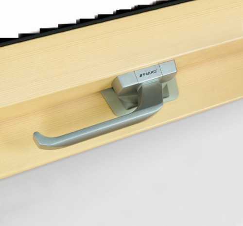 Obsługa okna odbywa się za pomocą klamki umieszczonej w dolnej części skrzydła