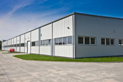 Płaskie pokrycia dachowe są rozwiązaniem najczęściej stosowanym w przypadku obiektów o dużej kubaturze, zazwyczaj przeznaczanych do celów przemysłowych