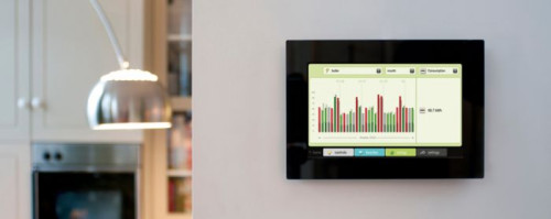 Sterowanie odbywa się poprzez panel dotykowy w smartfonie czy tablecie lub poprzez tradycyjne wyłączniki