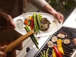 Sosy, dipy i dressingi to nieodłączny element potraw z grilla