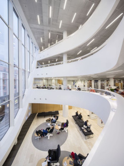 Pełnej wysokości przeszklenia obejmujące kilka kondygnacji, wykonane z superbezbarwnego szkła Pilkington Optiwhite™