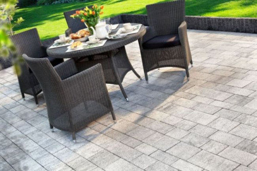 Jej perfekcyjnie regularne kształty i różnorodna kolorystyka sprawiają, że taras zyskuje unikalny, ponadczasowy charakter