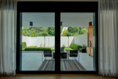 Otwarte przestrzenie i duże przeszklenia to jeden z najpopularniejszych trendów nowoczesnej architektury