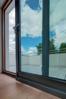 Rozwiązanie to pozwala na przeszklenie praktycznie całej szerokości ściany