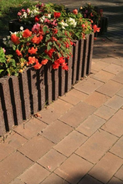 Szybkim patentem na skalniak są także gazony Polbruk Mini Luna oraz Mini Abax