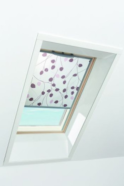 Rolety i markizy projektowane dla okien dachowych z powodzeniem zastępują firany i zasłony