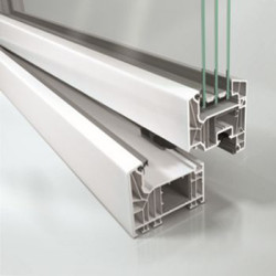 Okno Schüco LivIng w tradycyjnej, białej kolorystyce Fot. Schüco