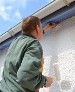 W przypadku ocieplonych budynków możemy mieć czasem do czynienia z uszkodzeniem mechanicznym tynku i materiału termoizolacyjnego