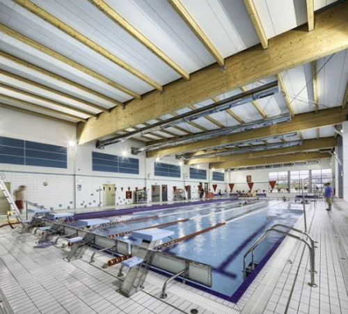 Nowoczesny budynek został zaprojektowany tak, by wpadało do niego jak najwięcej światła dziennego