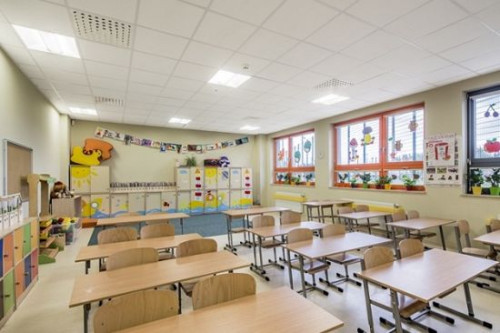 Nowoczesny obiekt z częścią dydaktyczną, halą sportową i basenem, służy nie tylko dzieciom i ich rodzicom, ale także lokalnej społeczności
