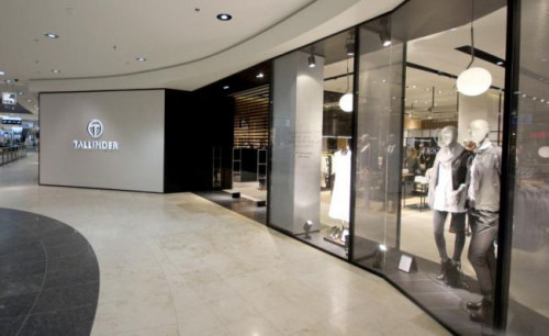 Surowa i piękna forma szkła coraz częściej czyni ten materiał modnym akcentem wystroju nowoczesnych wnętrz