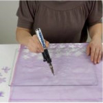 Z organzy wytnij wzory kwiatków, używając do tego lutownicy Dremel Versatip z końcówką do lutowania