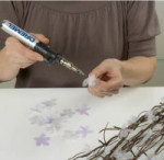 Aby wykonać cały kwiatek, złóż ze sobą trzy wycięte z organzy kształty