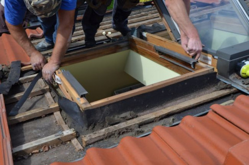 W przypadku okien połaciowych montaż należy przeprowadzić zgodnie z instrukcją producenta oraz zachowaniem zasad sztuki dekarskiej