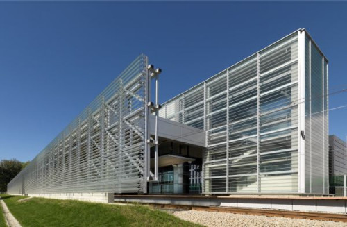 Szkło profilowe nadaje elewacji nowoczesną i lekką formę fot. Pilkington Polska