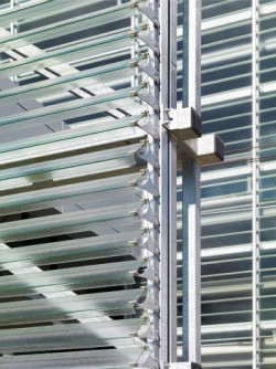 Ułożone horyzontalnie panele szklane kaskadowo zachodzą na siebie fot. Pilkington Polska