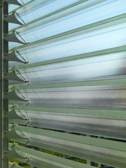 Unikatowa, indywidualnie zaprojektowana forma szklenia żaluzyjnego umożliwia swobodny przepływ powietrza fot. Pilkington Polska