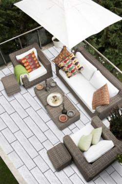 Jednym z ważniejszych elementów aranżacji, który podkreśli styl tarasu i całego otoczenia, jest elegancka i funkcjonalna nawierzchnia