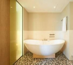 W jasnym, przestronnym wnętrzu apartamentu &quot;Natural Bliss&quot; kształty i materiały harmonijnie się uzupełniają