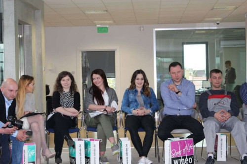 Uczestnicy mieli możliwość poznania zasad prawidłowego montażu paneli podłogowych