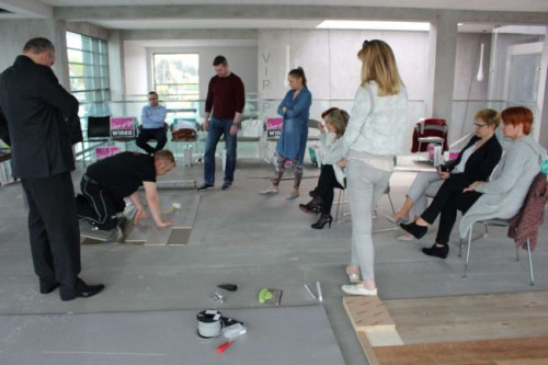 Uczestnicy mieli możliwość poznania zasad prawidłowego montażu paneli podłogowych