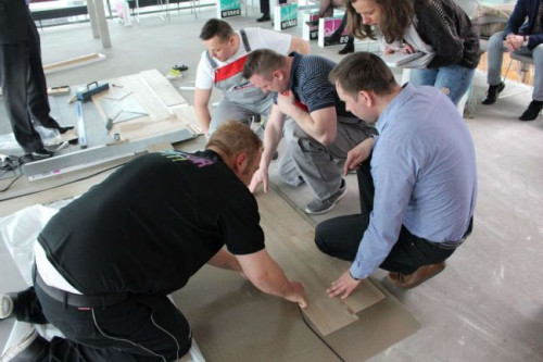 Uczestnicy mieli możliwość poznania zasad prawidłowego montażu paneli podłogowych