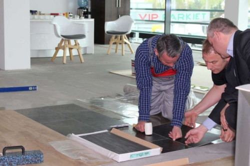 Uczestnicy mieli możliwość poznania zasad prawidłowego montażu paneli podłogowych
