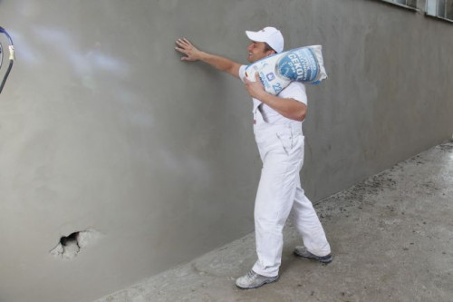 Do ręcznego otynkowania surowych ścian możemy zastosować tynk gipsowy CEKOL TR-49