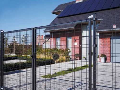 W przypadku wyboru bramy przesuwnej, zarówno samonośnej, jak i na szynie, trzeba pamiętać o konieczności dbania o czystość