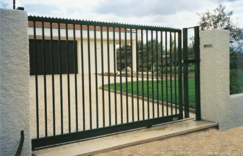 Sposób otwierania bramy przesuwnej niweluje konieczność posiadania wolnego miejsca na posesji