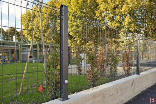 Świecące słupy ogrodzeniowe B-Lux, wraz z panelami Nylofor 3D, zabezpieczają teren szkoły w mieście Crevalcore