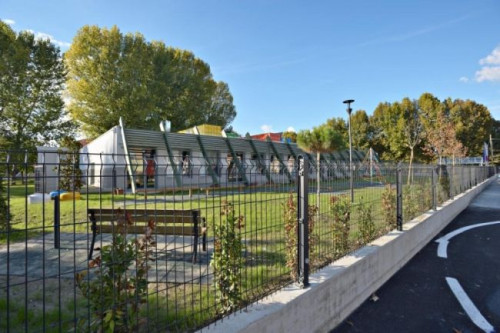 Dwa nowe antysejsmiczne budynki zajmują obecnie powierzchnię 1500 m2, a otacza je spory teren zielony