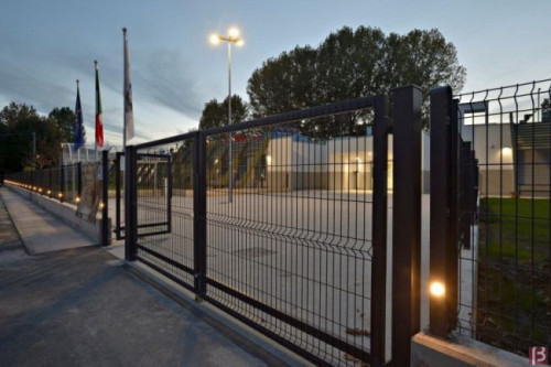 Całość wsparta jest na słupach B-Lux