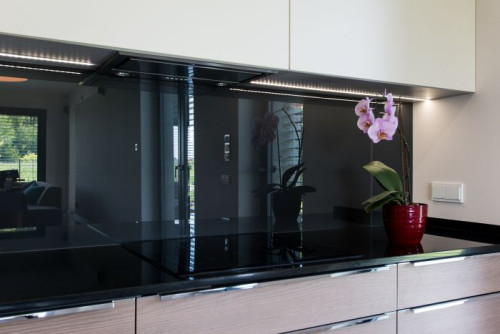 Szkło lakierowane to innowacyjny sposób na kolorowe i eleganckie wykończenie kuchni