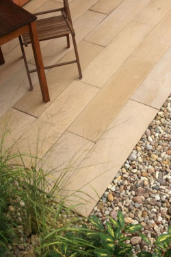 Urok litego drewna oraz siła kostki brukowej – tak w skrócie można opisać atuty desek betonowych Polbruk Lira